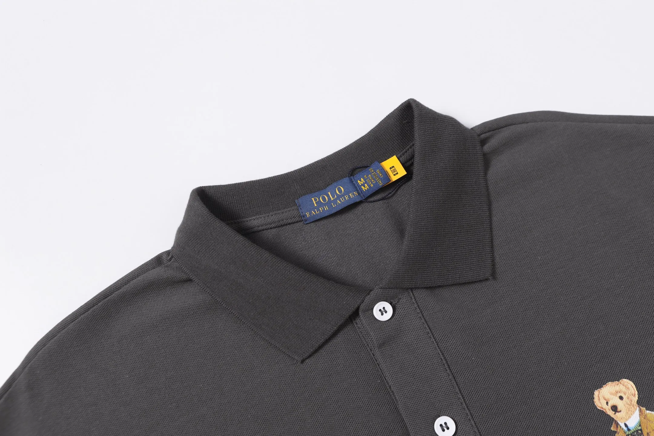 P156 Style number: A016 [Ralph Lauren classic bear print Polo shirt] ✅250 grams of fine cotton pique fabric, custom-woven and dyed threads ✅Original stickers Scan the QR code to enter the official website ✅Large version, loose and stylish, can wear up to 210 pounds Color: black, white, navy, blue, sky blue, dark gray, floral gray Size: S-XL